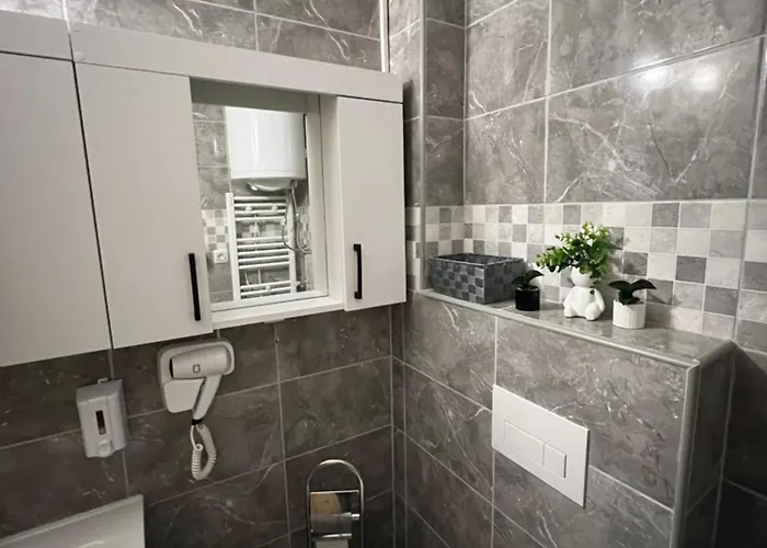 Tina , Kod Hotela Sunce