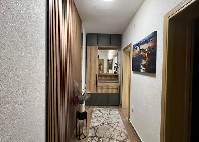 Tina , Kod Hotela Sunce ソコバニャ