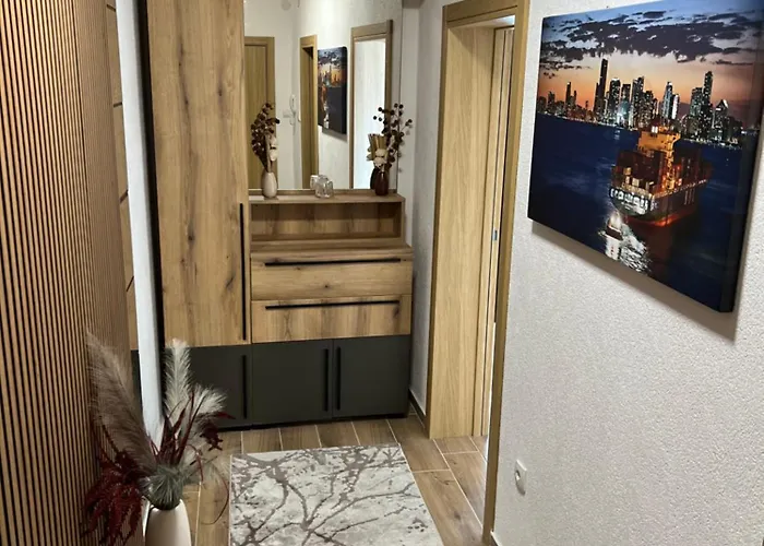 Tina , Kod Hotela Sunce * ソコバニャ