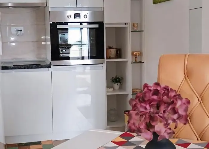 Tina , Kod Hotela Sunce * ソコバニャ